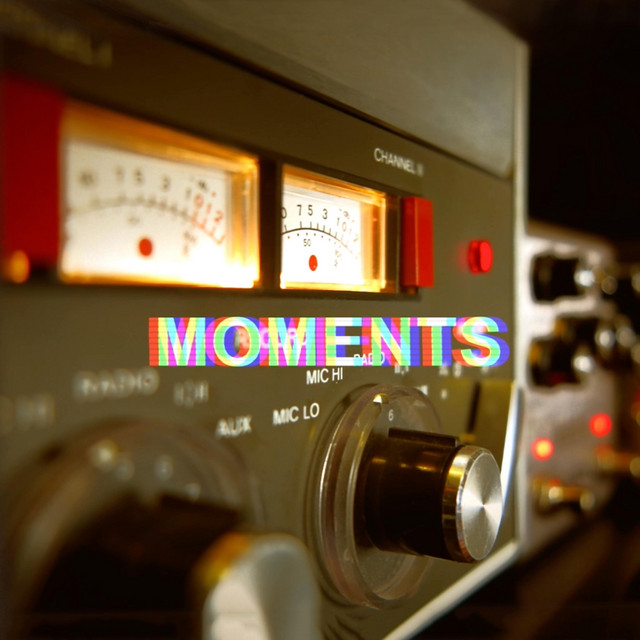 Cover-Artwork von «Moments»: Nahaufnahme einer Bandmaschine, der Titel in glitzernden RGB-Lettern.
